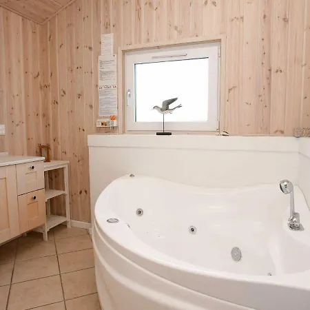 Four-bedroom Holiday In 15 Hals