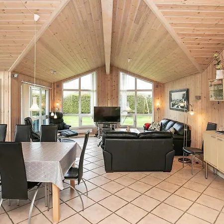Four-bedroom Holiday In 15 別荘